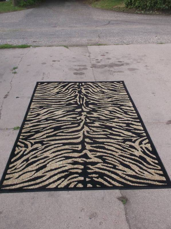 lot 66 image: Rug
