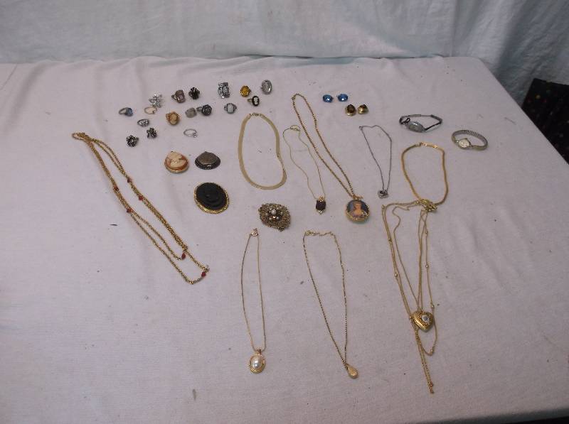 lot 68 image: Jewelry