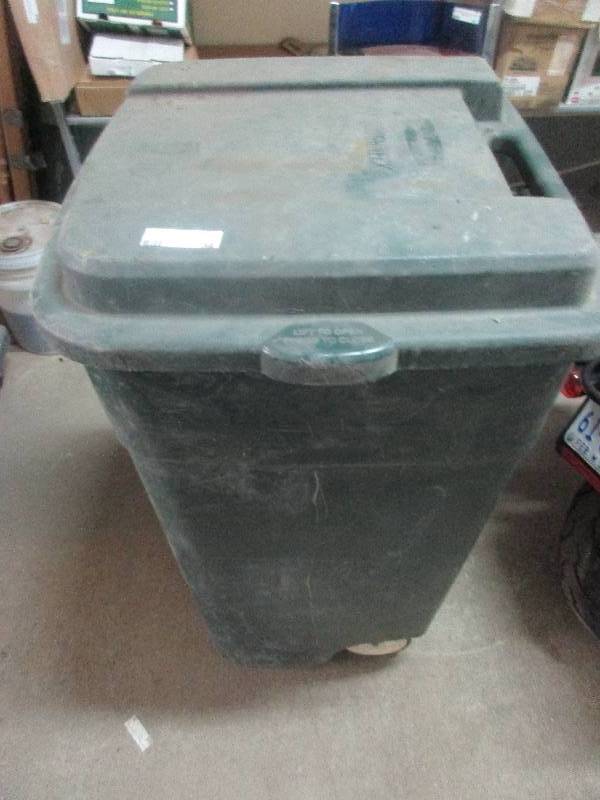Rubbermaid garbage can 50 gallon