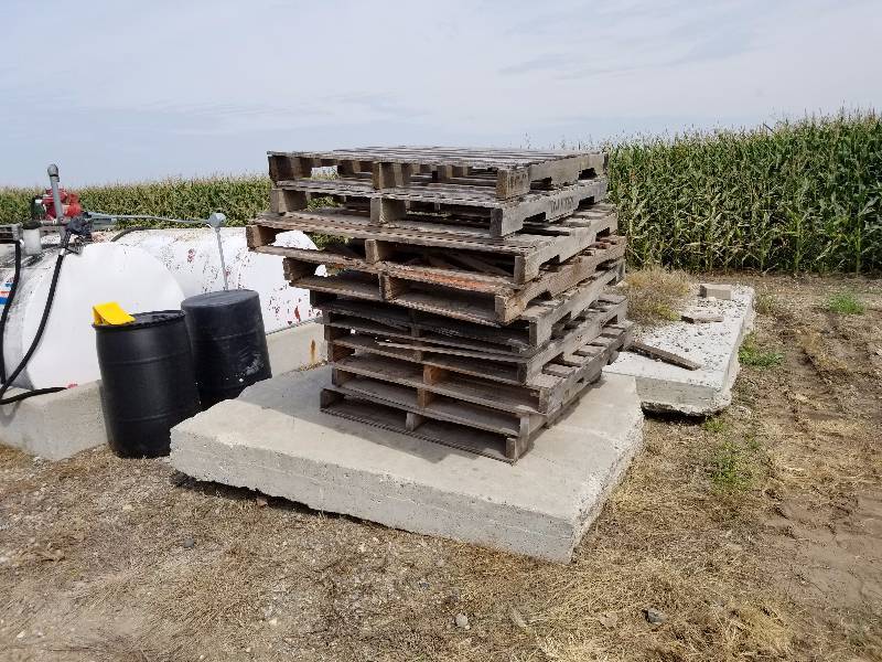 lot 22 image: 10 Used Pallets