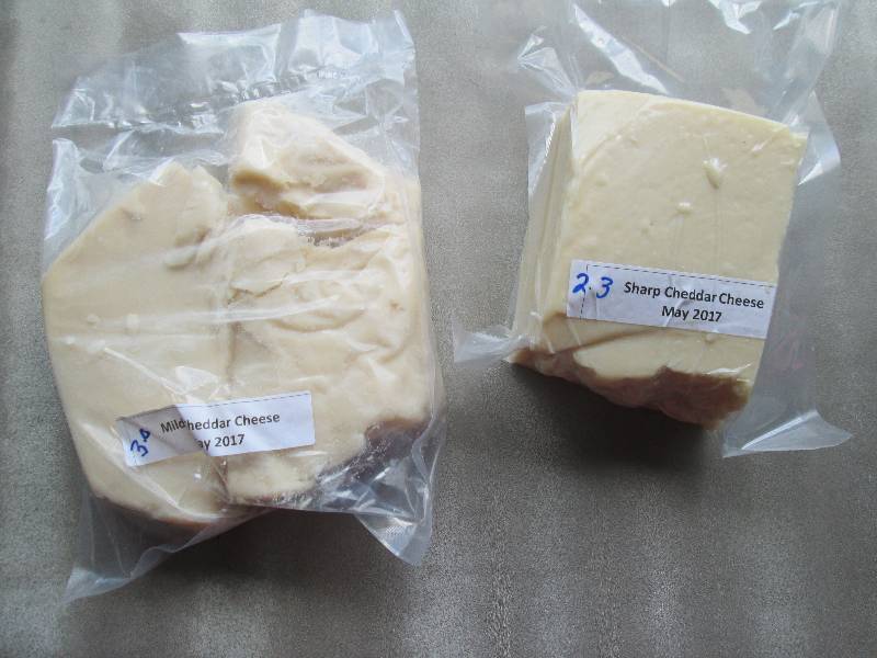 lot 46 image: 2.3  lb.Chunk Sharp & 3.0 lb Mild C...