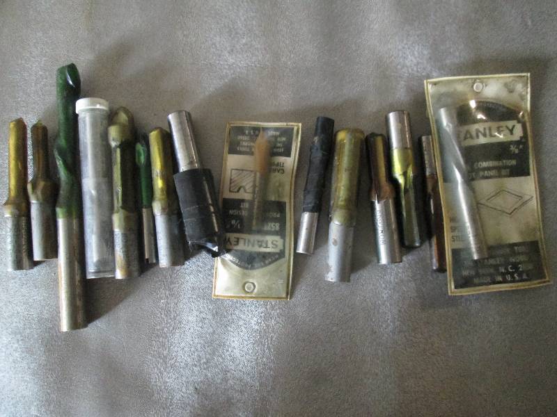 lot 55 image: Lot of 15 Assorted Router Bits - se...