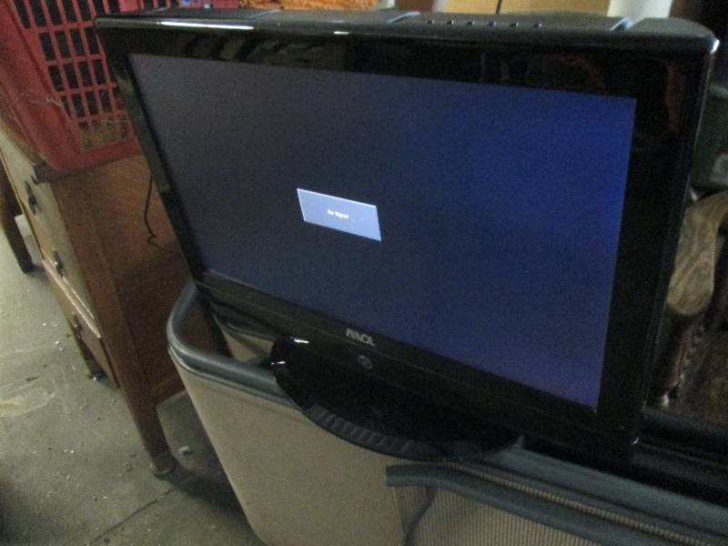 lot 62 image: 24 inch LCD TVDVD Player Powers On...