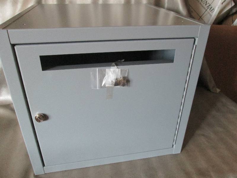 lot 107 image: Metal Locked Drop Box 20Wx20Dx18H i...
