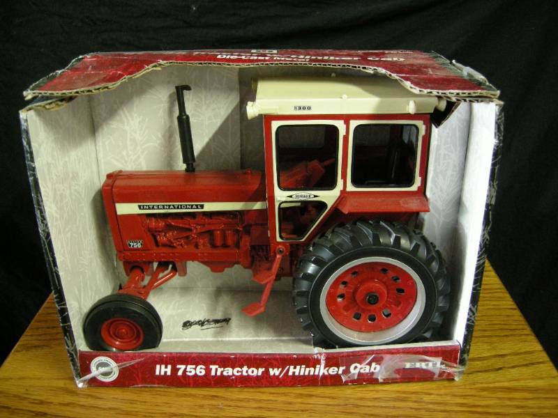 lot 16 image: Ertl International 756 with Hiniker Cab
