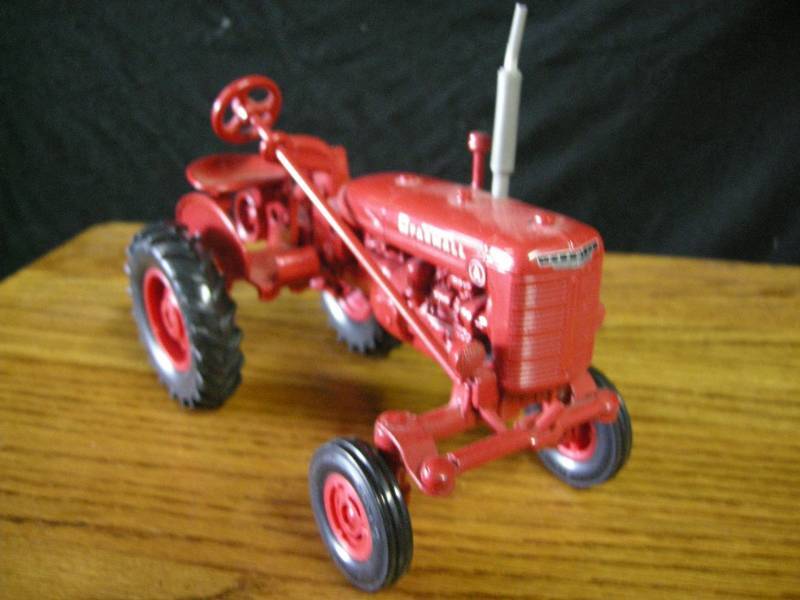 lot 19 image: Ertl Farmall A Tractor