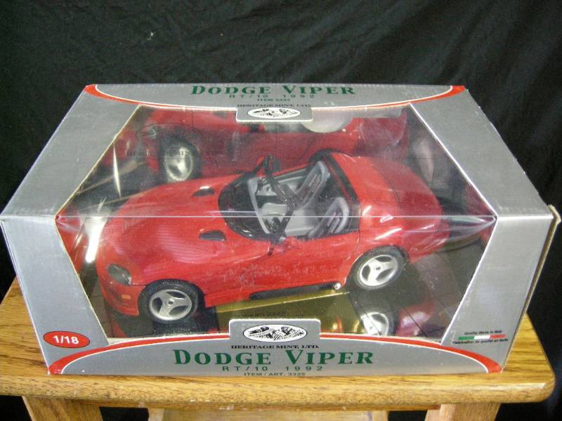 lot 21 image: Heritage Mint 118 Dodge Viper