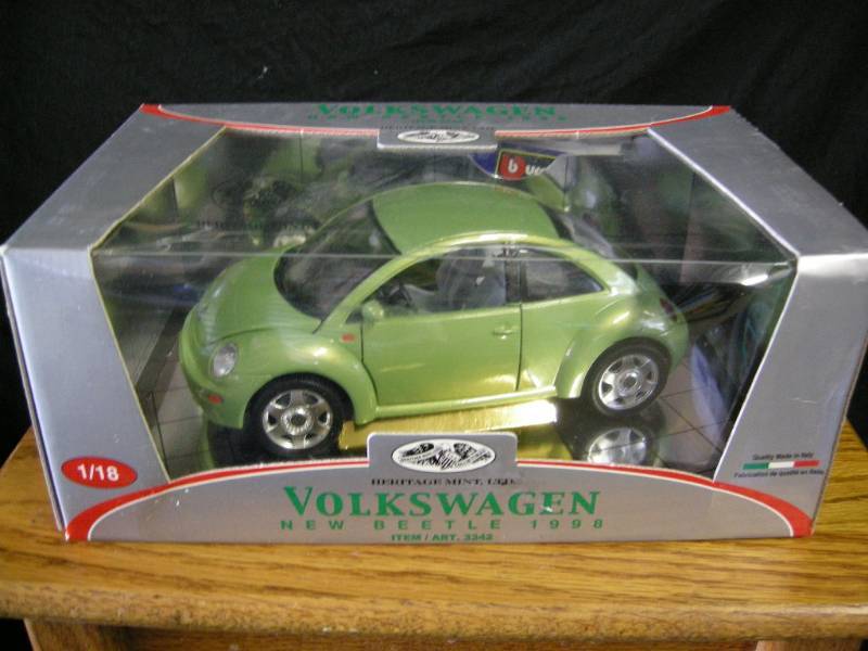 lot 24 image: Heritage Mint 118 Volkswagon New Beetle