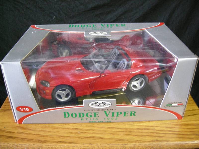 lot 26 image: Heritage Mint 118 Dodge Viper
