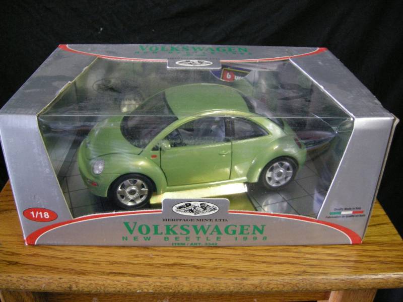lot 28 image: Heritage Mint 118 Volkswagon New Beetle