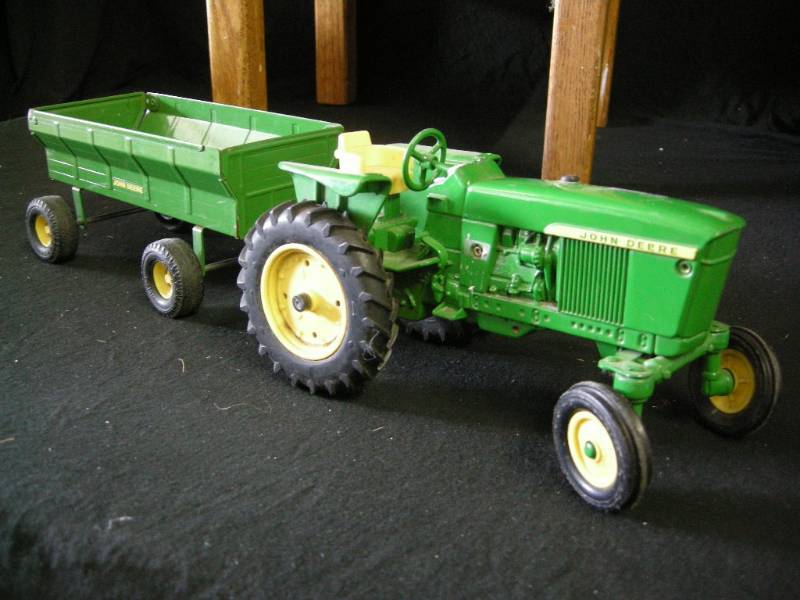 lot 58 image: Ertl John Deere Tractor and Wagon