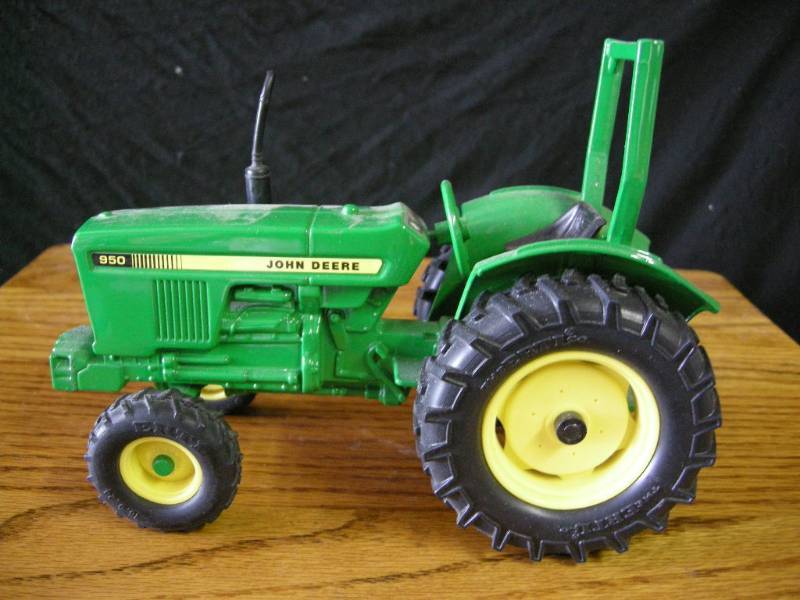 lot 60 image: Ertl John Deere 950