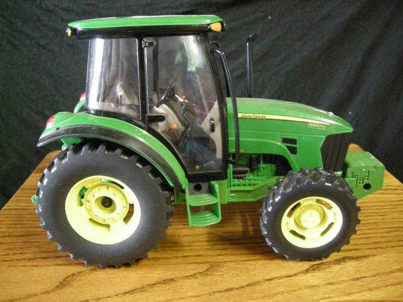 lot 65 image: Ertl Prestige John Deere 5105M Tractor