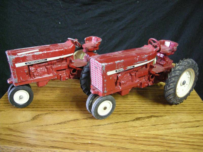 lot 74 image: 2 Ertl Diecast International Tractors