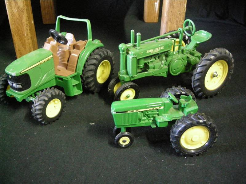 lot 77 image: Ertl Diecast John Deere Tractor Group