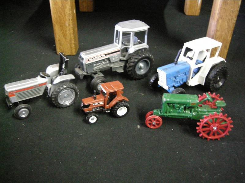 lot 79 image: Misc Diecast Tractor Group