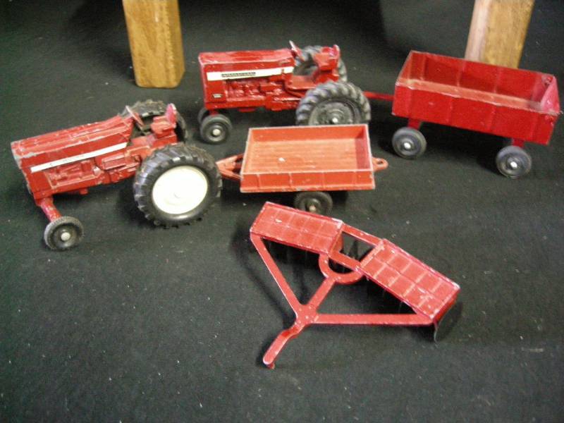 lot 78 image: Ertl Diecast International Tractor Group