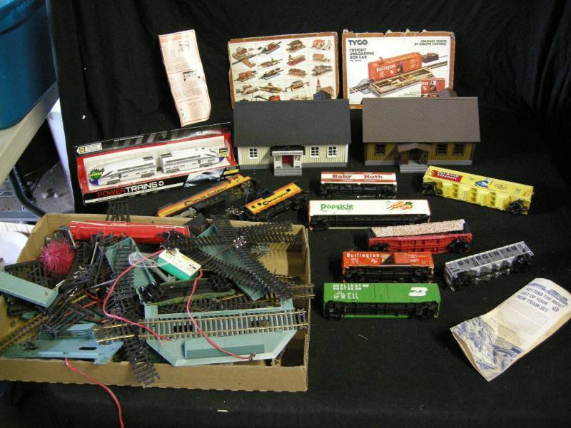 lot 86 image: Misc Vintage HO Train Items