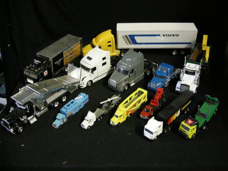 lot 97 image: Group Semis - Transporters - Allis Chalmers, Volvo