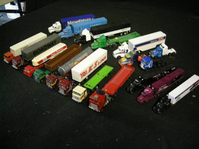 lot 98 image: Vintage Tractor Trailer Transporter Group