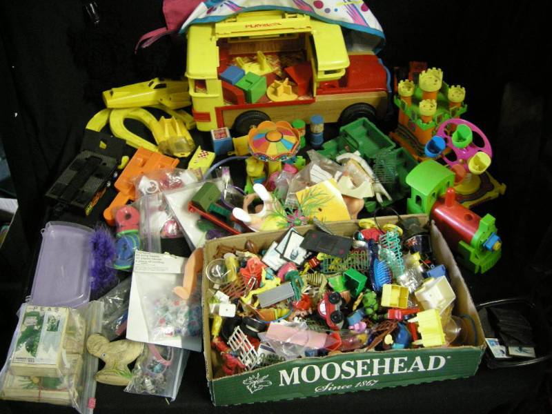 lot 100 image: Vintage Playskool, Toys, Figures