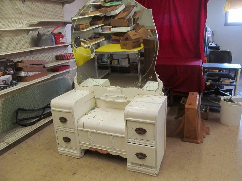 lot 7 image: dresser