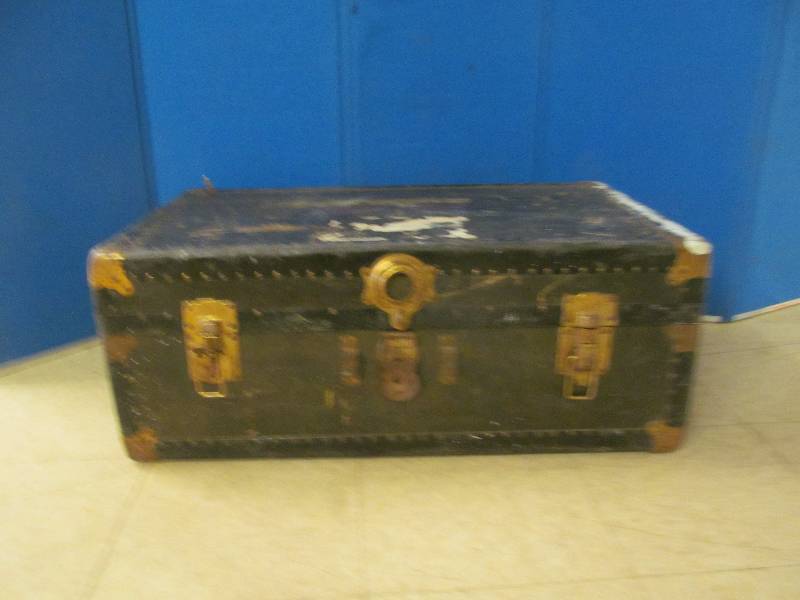 lot 8 image: travelers chest