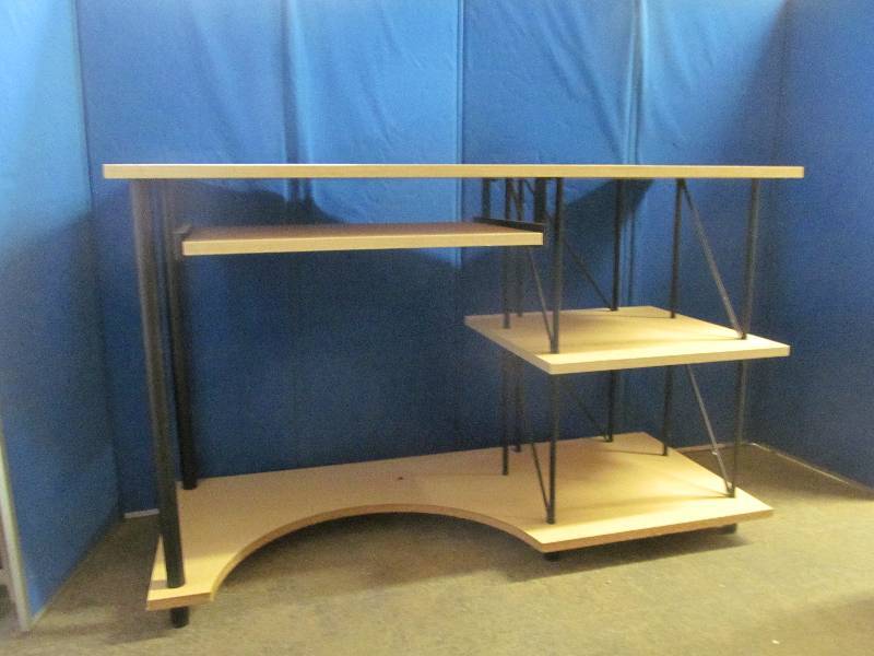 lot 69 image: desk