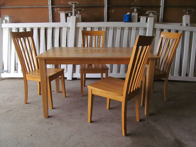 lot 81 image: table