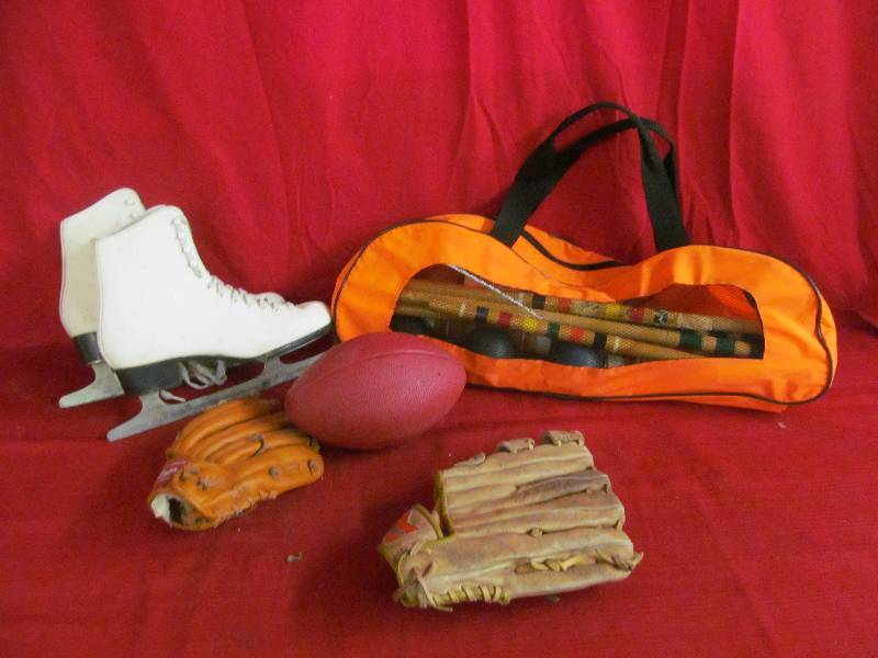 lot 83 image: skates