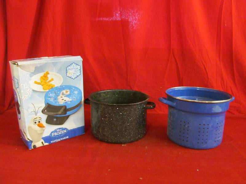 lot 85 image: enamel pot