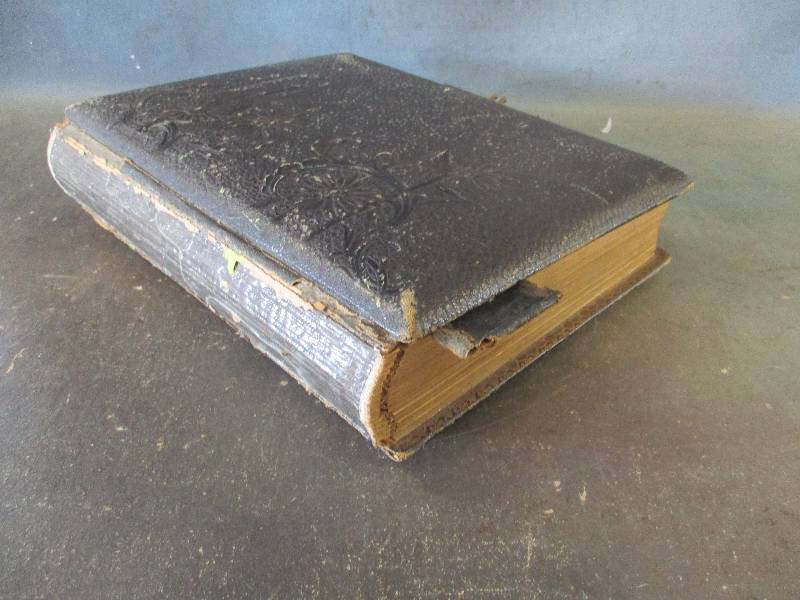 lot 33 image: Vintage Photo Album with Photos