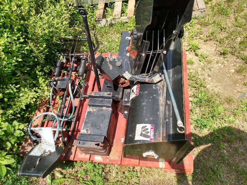 lot 233 image: Snapper LT Series 42 Snow Blower, ...