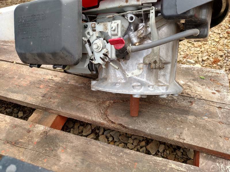 lot 22 image: Honda Mower Engine, Runs...