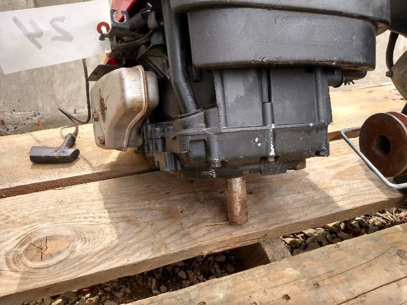 lot 24 image: Briggs & Stratton Mower Engine, Run...