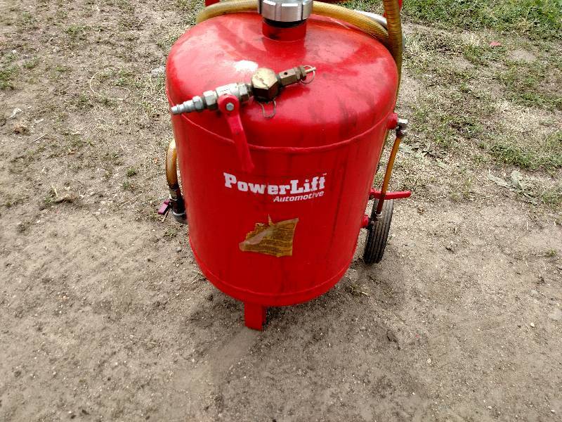 lot 40 image: Oil Evacuator...