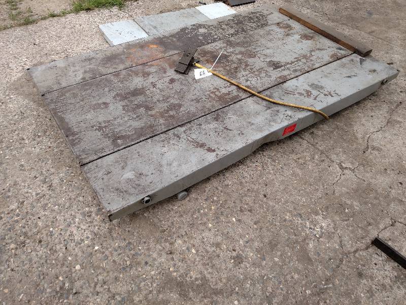 lot 43 image: Air Scissor Lift Table, 24 x 80 w...