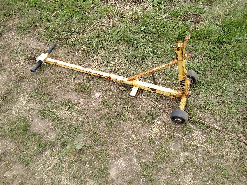 lot 42 image: Lawn Tractor Lifter, Wheels are Stu...