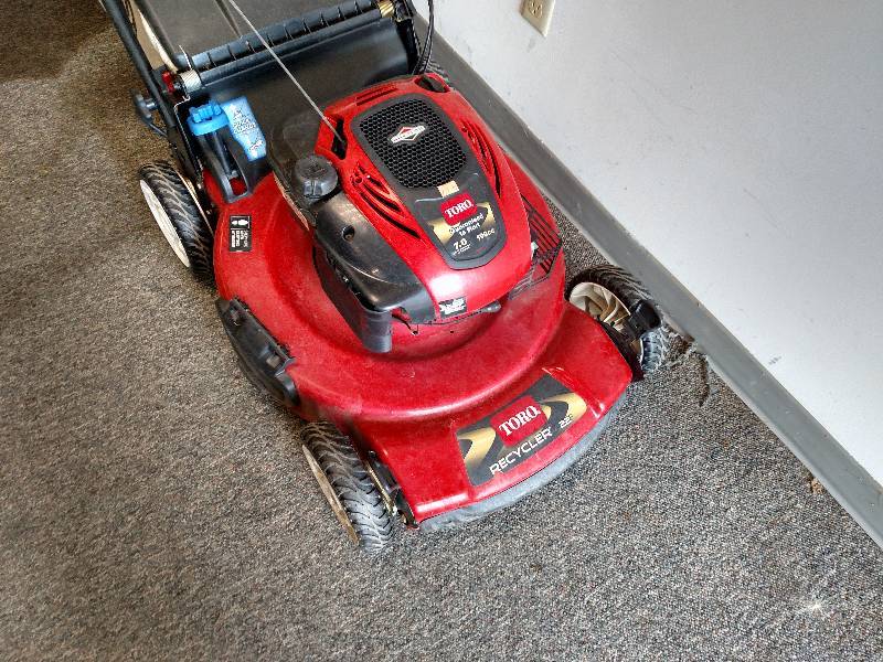 lot 14 image: Toro Recycler 22, 7 hp. Self Prope...