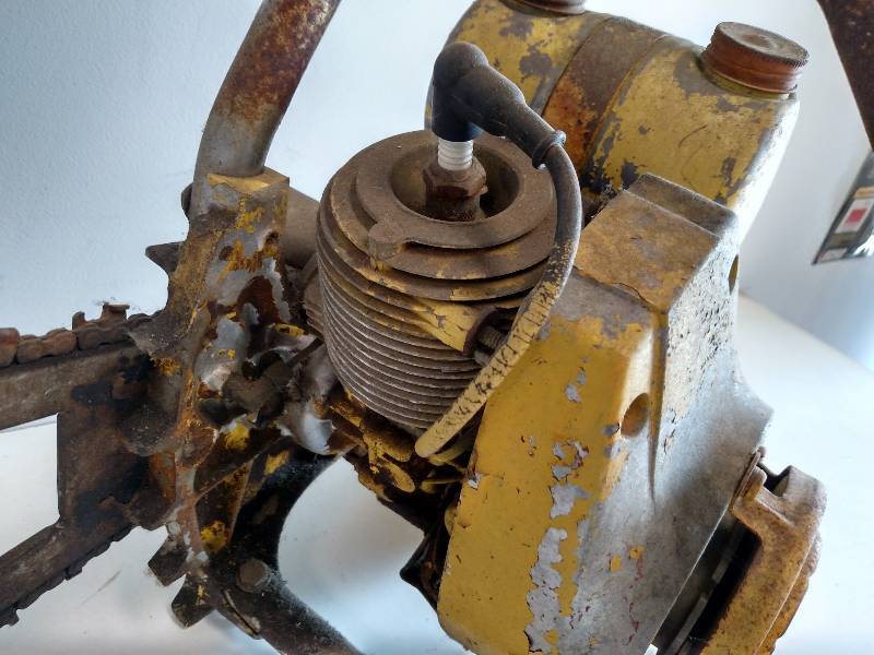 lot 154 image: Vintage Barker Chain Saw, Stuck...