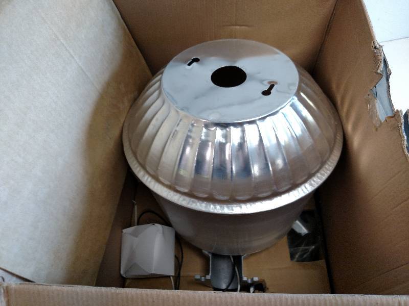 lot 218 image: Lithonia 150 Watt Metal Halide Ligh...