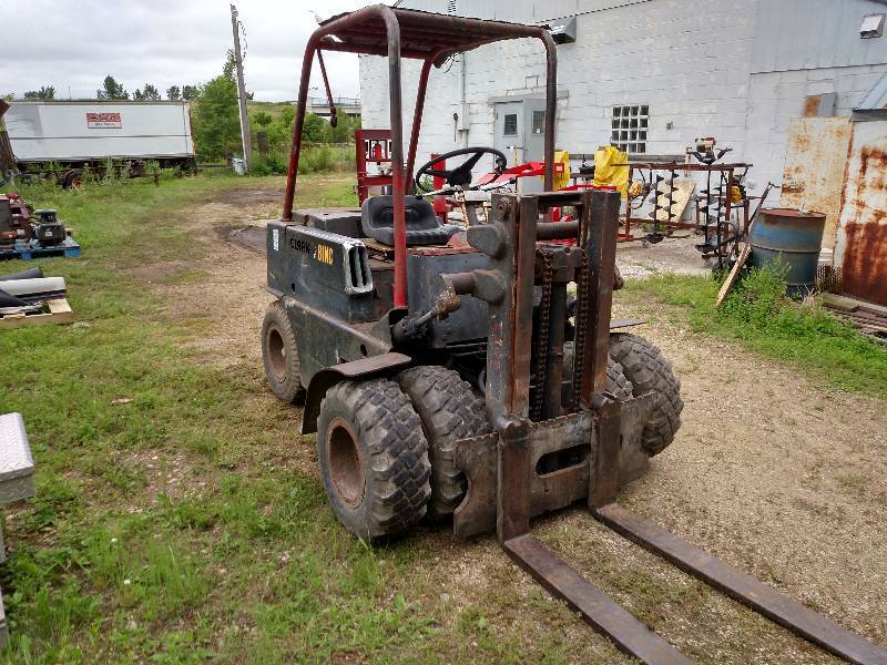 lot 4 image: Clark CY40B Pnuematic Tire Forklift...