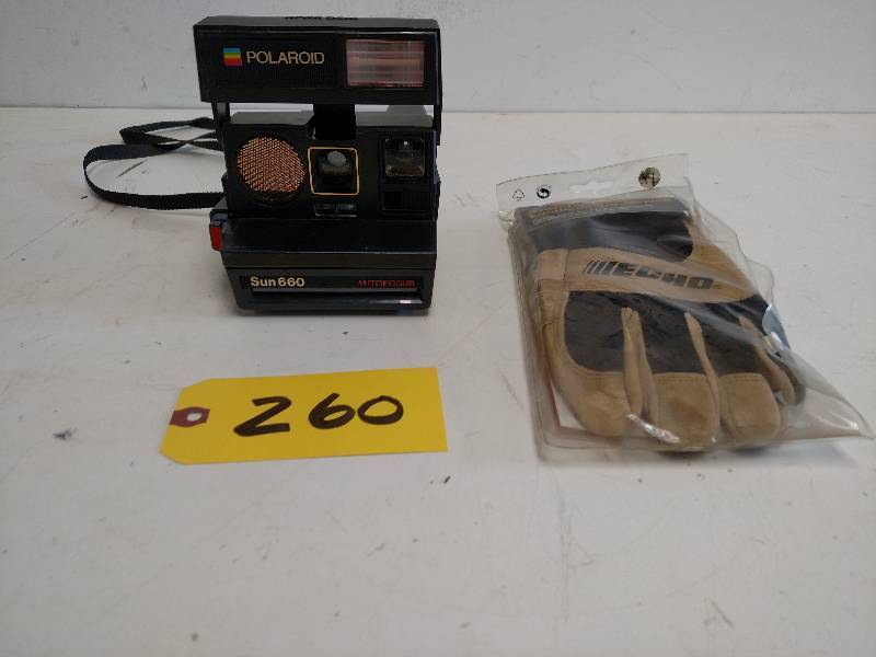 lot 260 image: Polaroid Sun 660 Camera & Echo XL G...