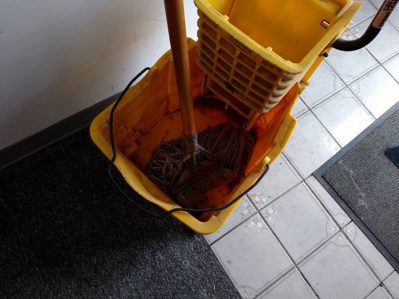 lot 281 image: Rubbermaid Mop Bucket & Mop...