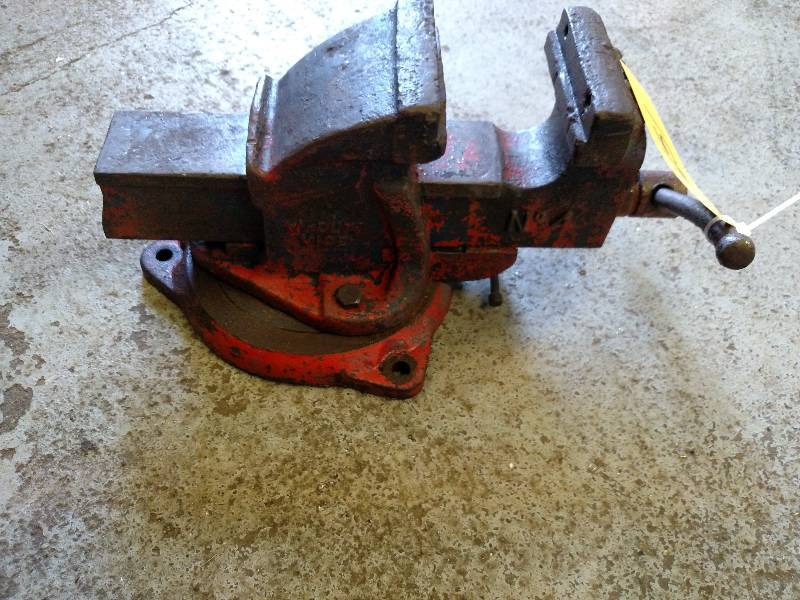 lot 451 image: 4 12 Swivel Vise, Jaws are Missin...