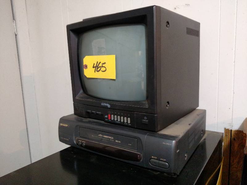 lot 465 image: Ultrak Surveilence Monitor & VCR, W...
