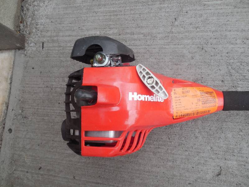 lot 7 image: Homelite 2-Cycle 26cc Straight Shaft Gas Trimmer