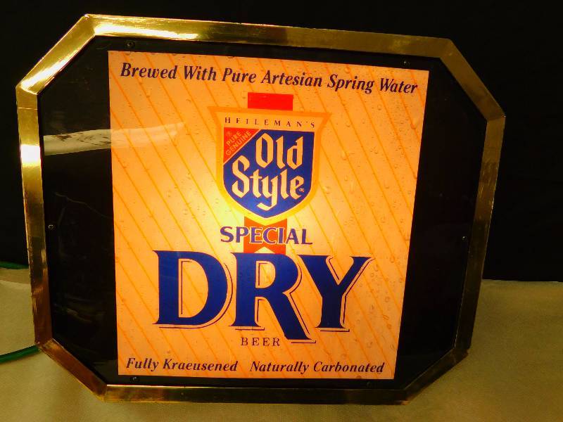 lot 9 image: Heilemans Old Style Special Dry Beer Light-Up Sign