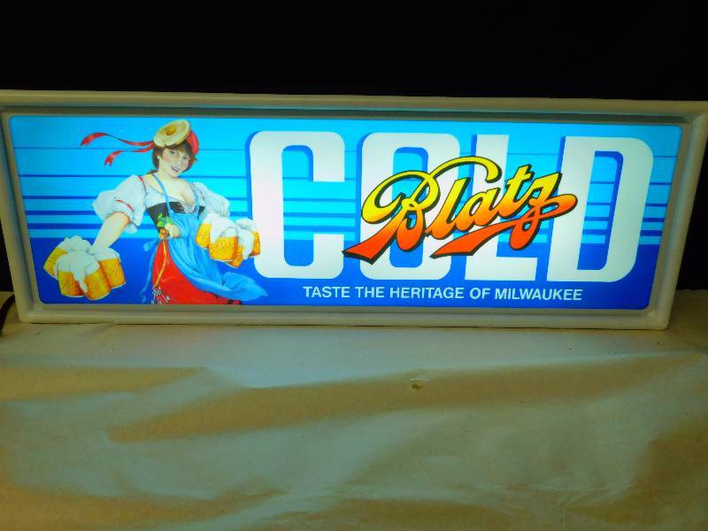 lot 18 image: Blatz Beer Light-Up Sign