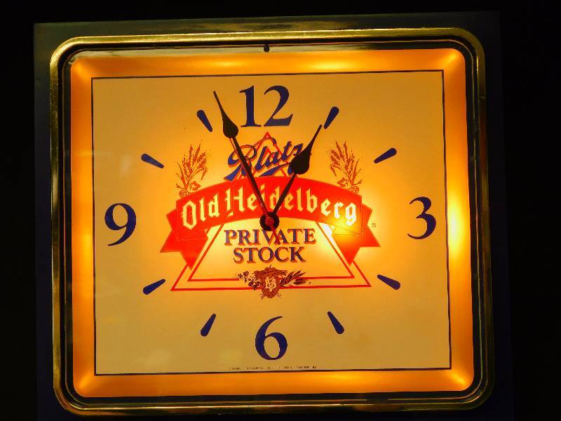 lot 19 image: Blatz Beer Light-Up Clock